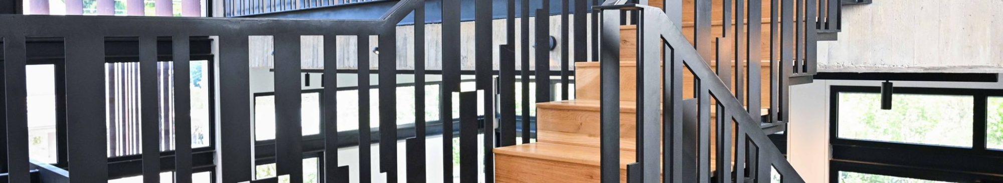 מדרגות עץ גושני