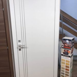 דלת עץ צבע לבן ניקל ארוך 