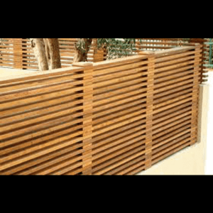 בניית גדר מעץ אורן