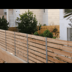 גדר מעץ אורן לבית פרטי