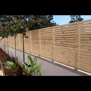 גדר עץ אורן בגוון בהיר