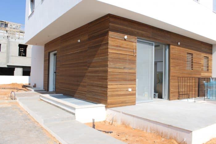 חיפוי עץ לקיר חיצוני